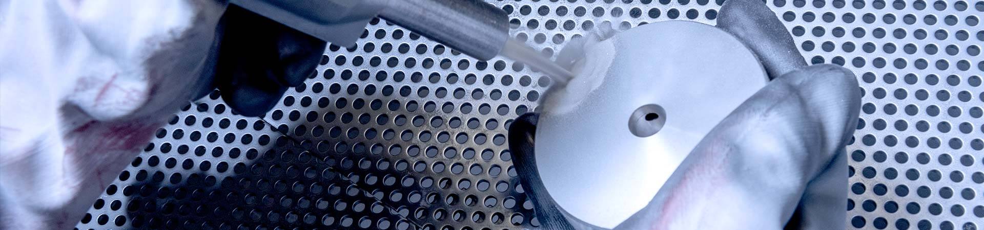 Sandstrahlen von Bauteilen